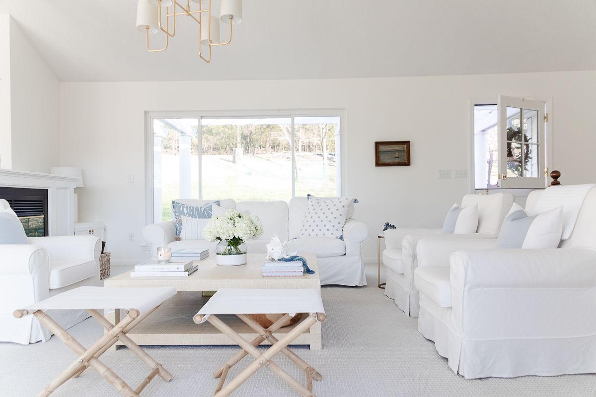 A white living room with Benjamin Moore Simply White on the walls