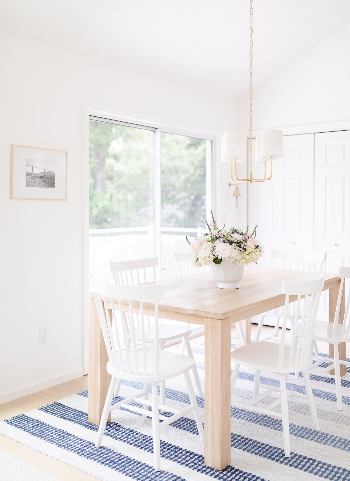 A kitchen painted Benjamin Moore Simply White.