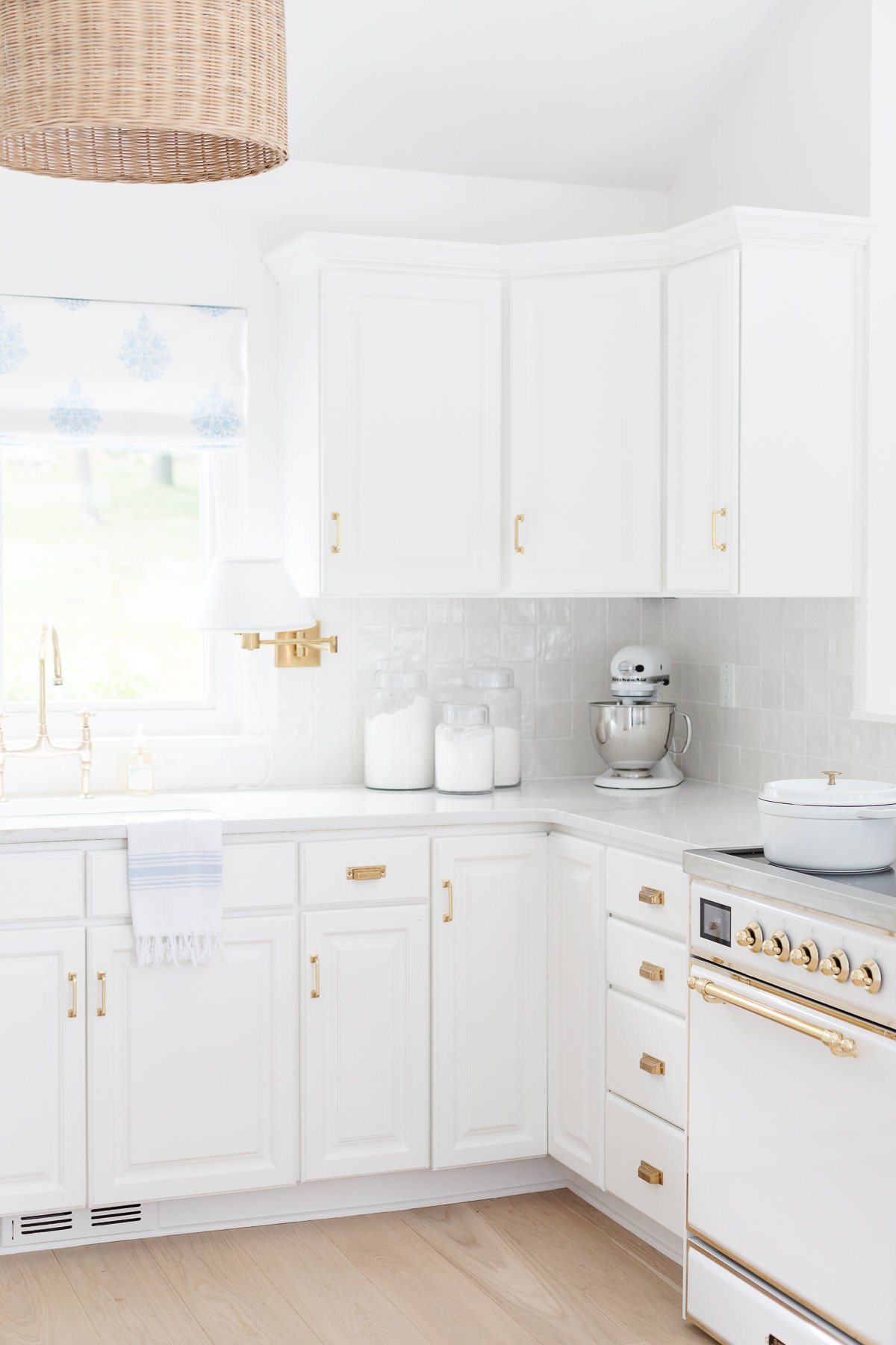 A kitchen painted Benjamin Moore Simply White.