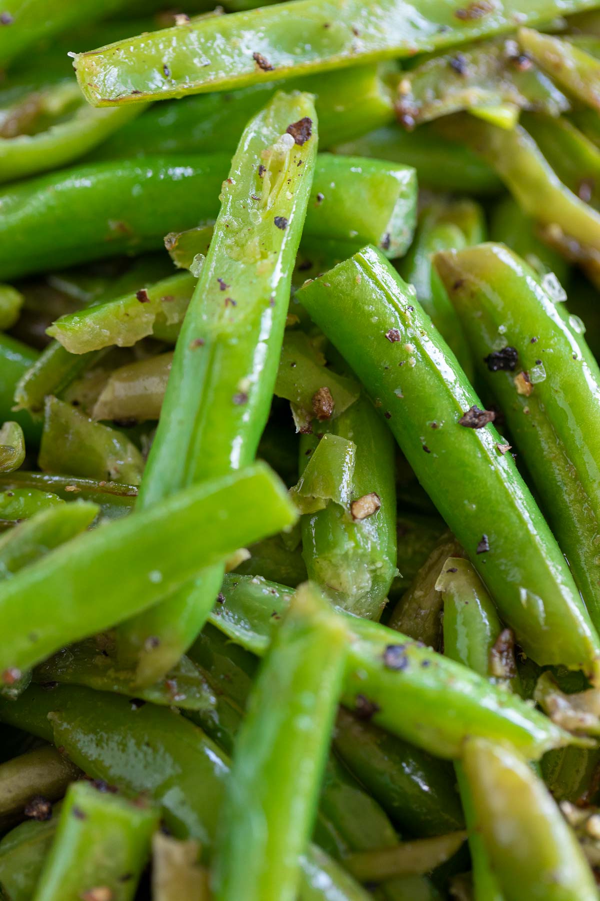 A close up of seasoned green beans on a plate.