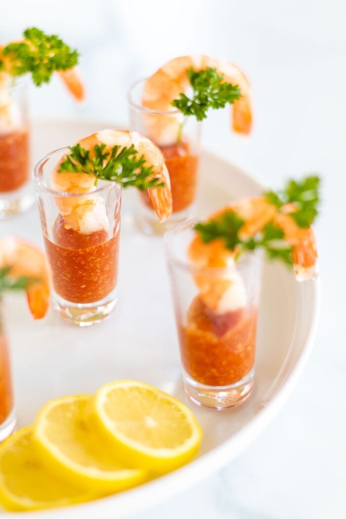 Eine Platte mit Schnapsgläsern gefüllt mit einzelnen Shrimps-Cocktails