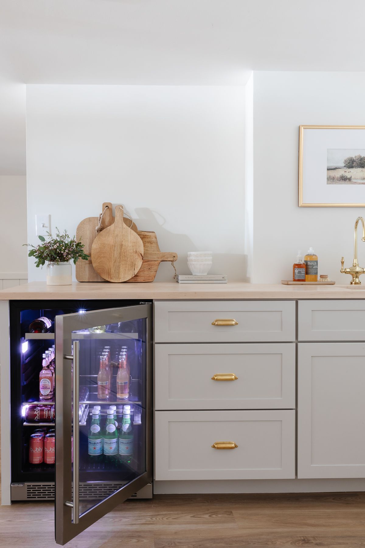 Kitchen wet bar w/ beverage center and built-in ice maker. Great for  entertaining.