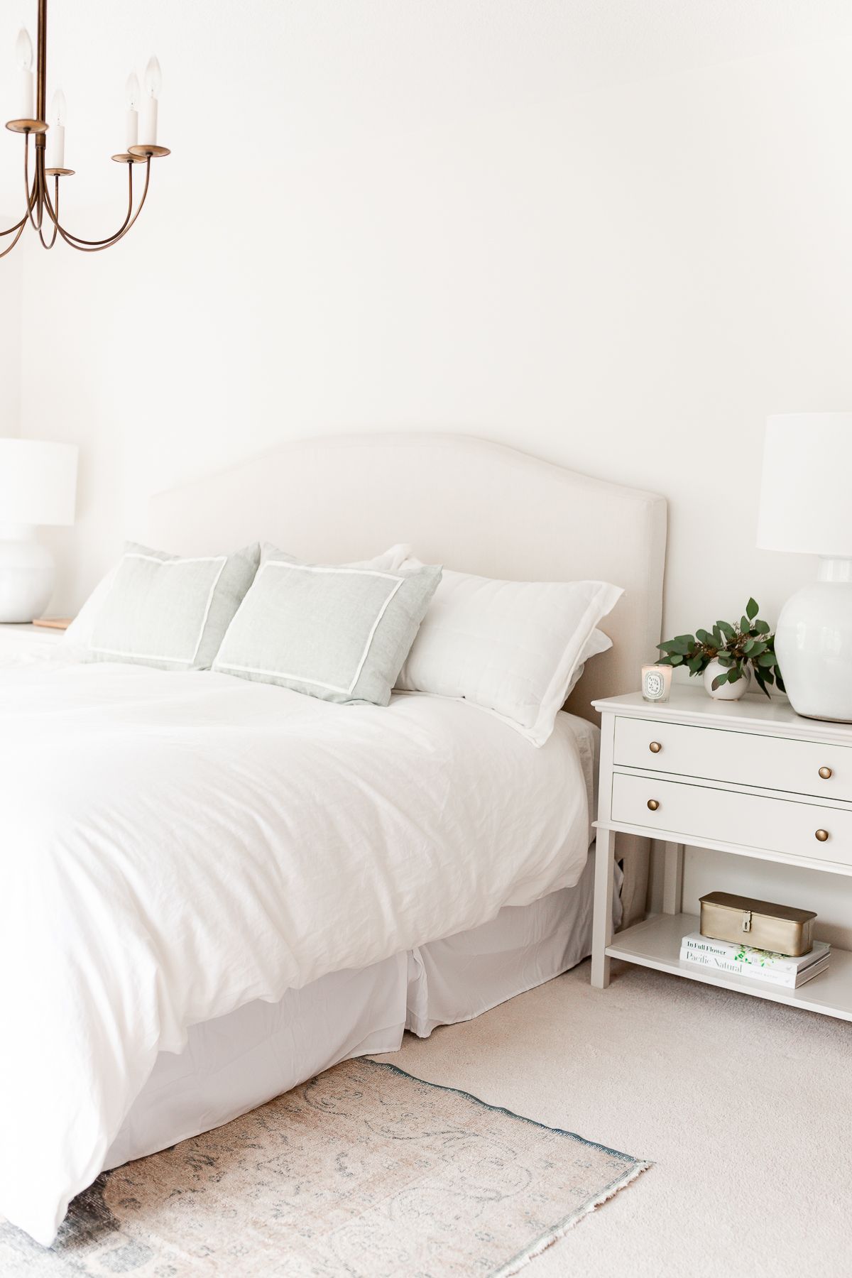 A romantic bedroom color of warm white on the walls