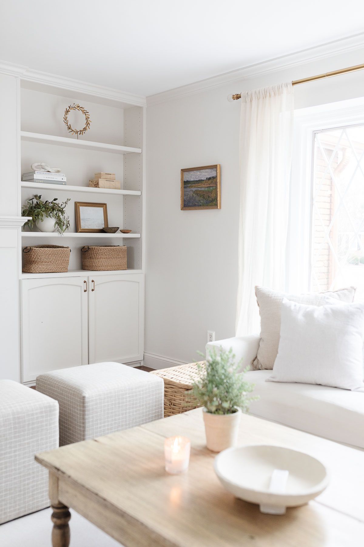 A white living room with a neutral paint color on the walls, Zurich White from Sherwin Williams