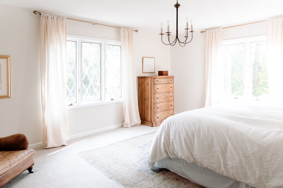 Love white linens with lots of pillows - From Isla #bedroominspo  #bedroomdecor