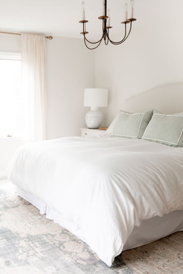 A romantic bedroom color of warm white on the walls