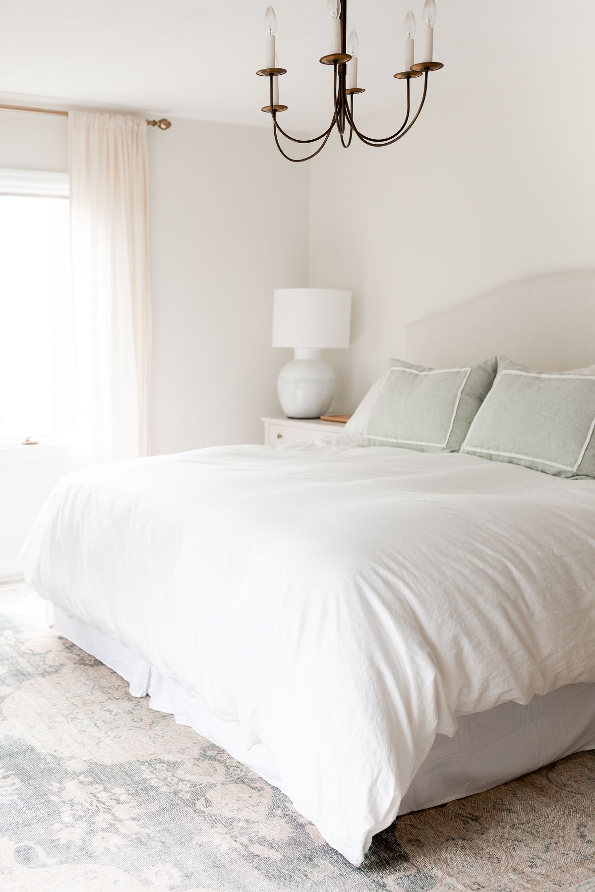 Love white linens with lots of pillows - From Isla #bedroominspo  #bedroomdecor