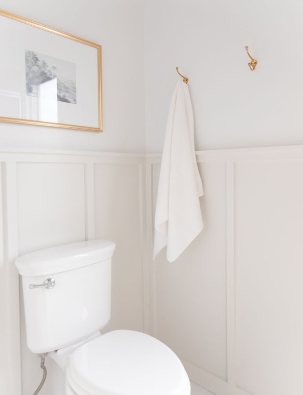 A bathroom with Benjamin Moore Classic Gray on bottom and BM Decorator's White walls on top.