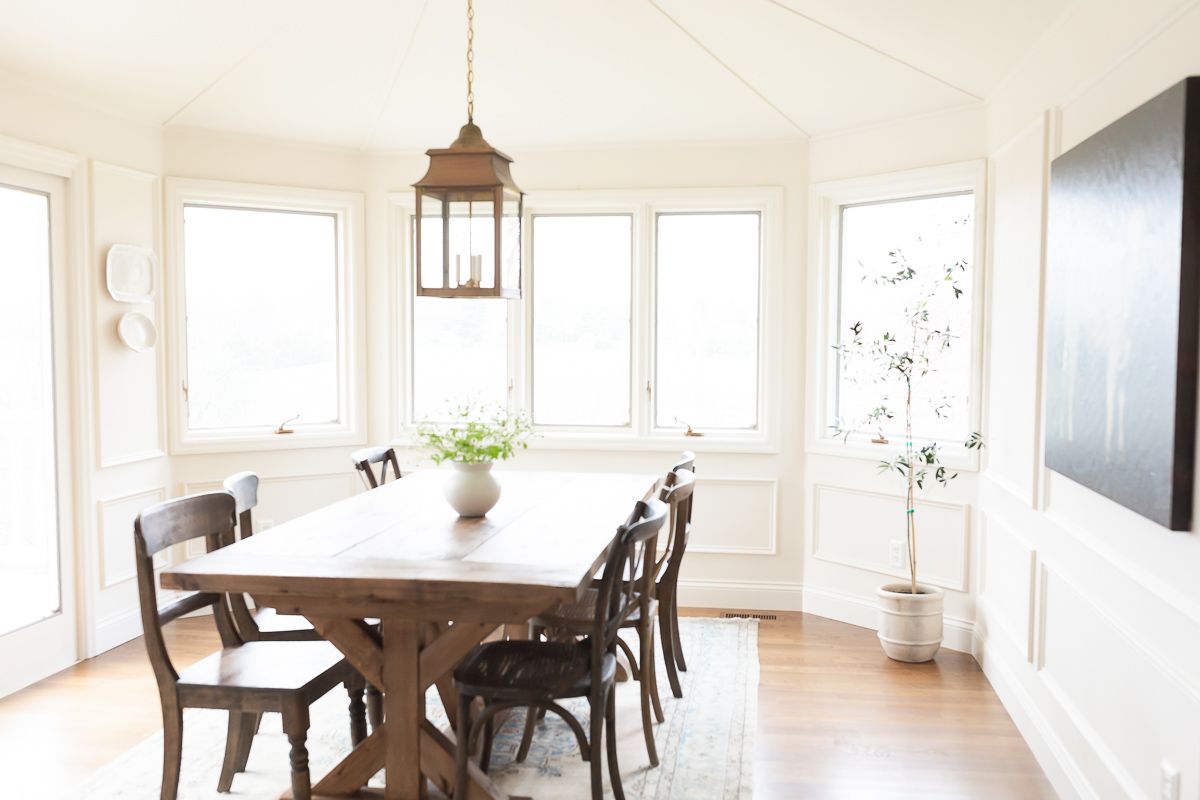 A dining room with cream paint on the walls and flat paint on the ceilings