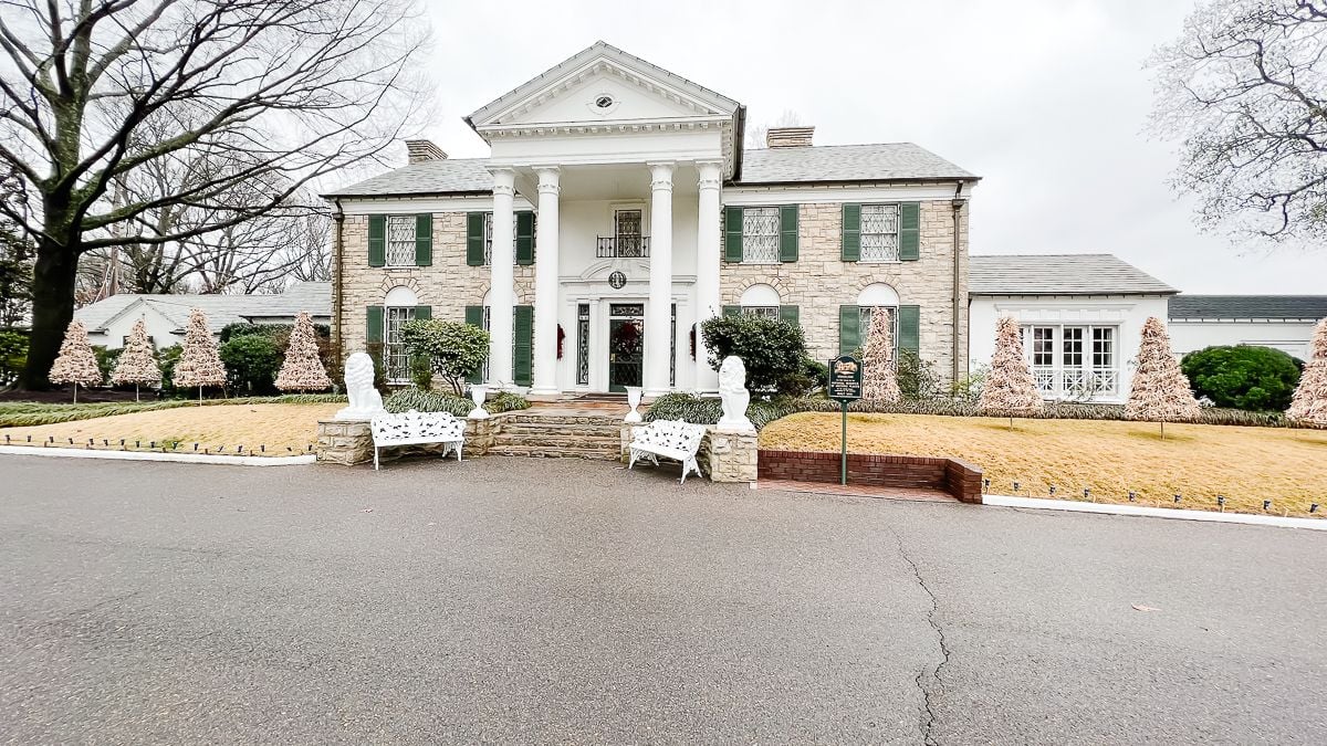 Exterior of Graceland in Memphis Tennessee