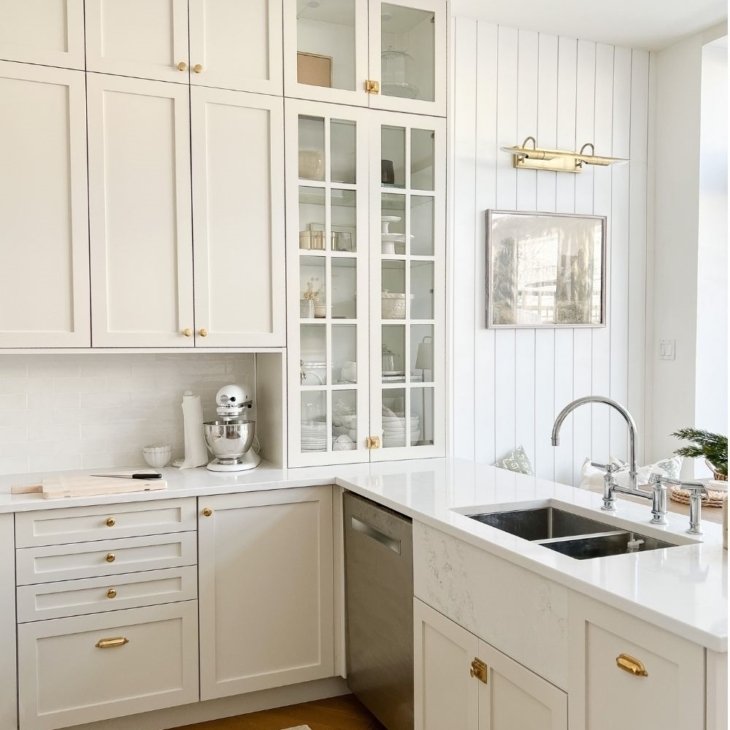 A kitchen with cabinets painted in Benjamin Moore Natural Cream
