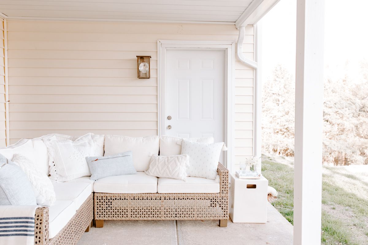 Indoor courtyard with wickerwork and a white square ceramic garden stool