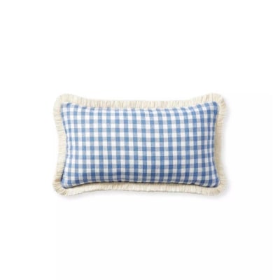 Una funda de almohada azul y blanca en una guía de los engaños de Serena y Lily
