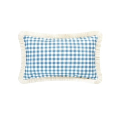 Una funda de almohada azul y blanca en una guía de los engaños de Serena y Lily