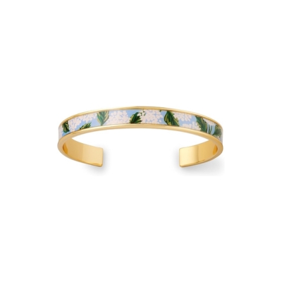 Looking for gift ideas? Check out this stunning gold plated cuff bracelet adorned with delicate green and white flowers. Perfect for any special occasion or to simply brighten up your everyday look.