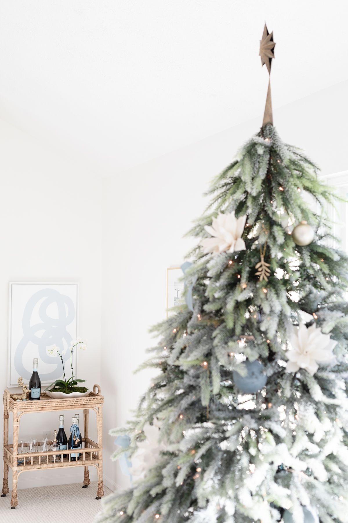 A coastal Christmas tree in a white living room.