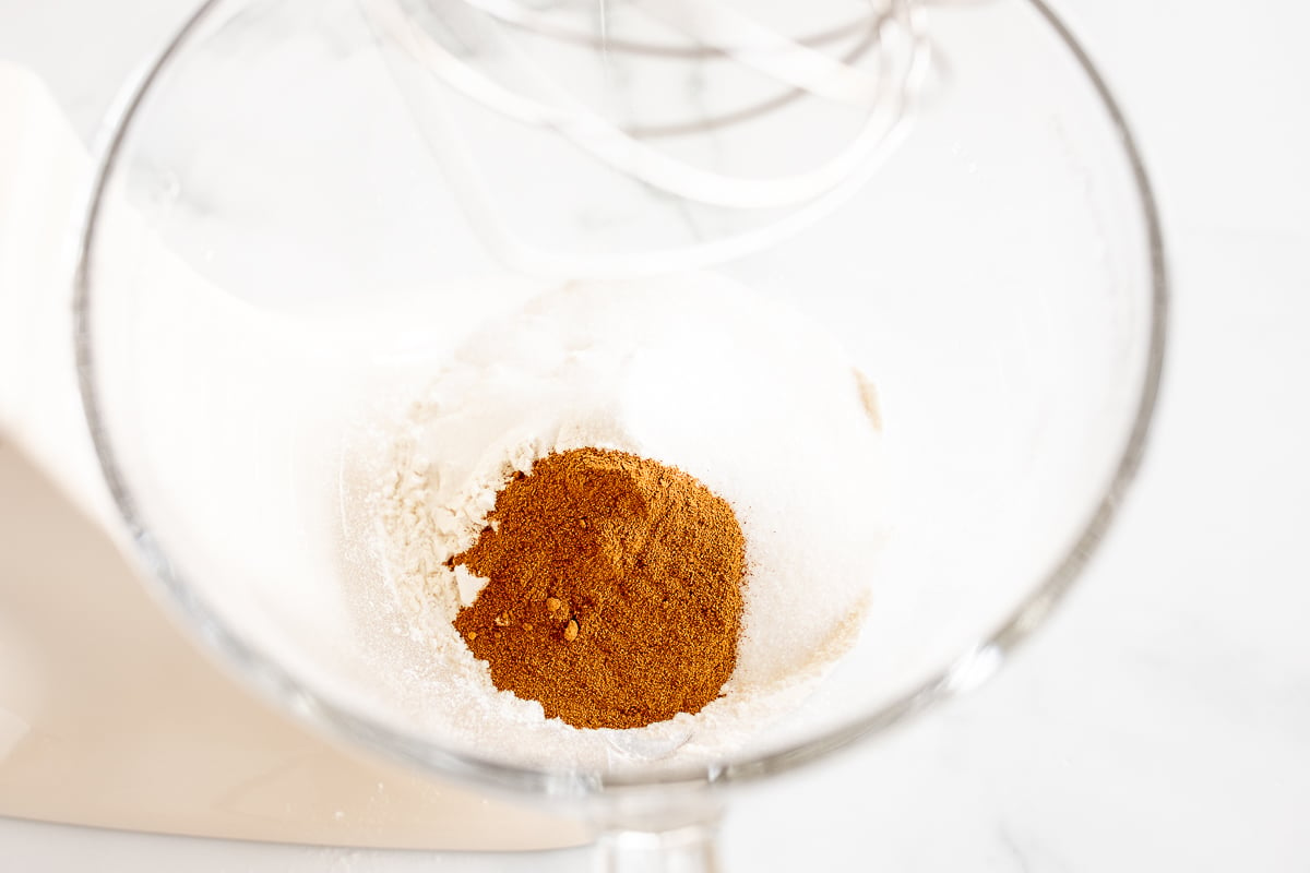 A blender filled with a mixture of pumpkin and cinnamon.