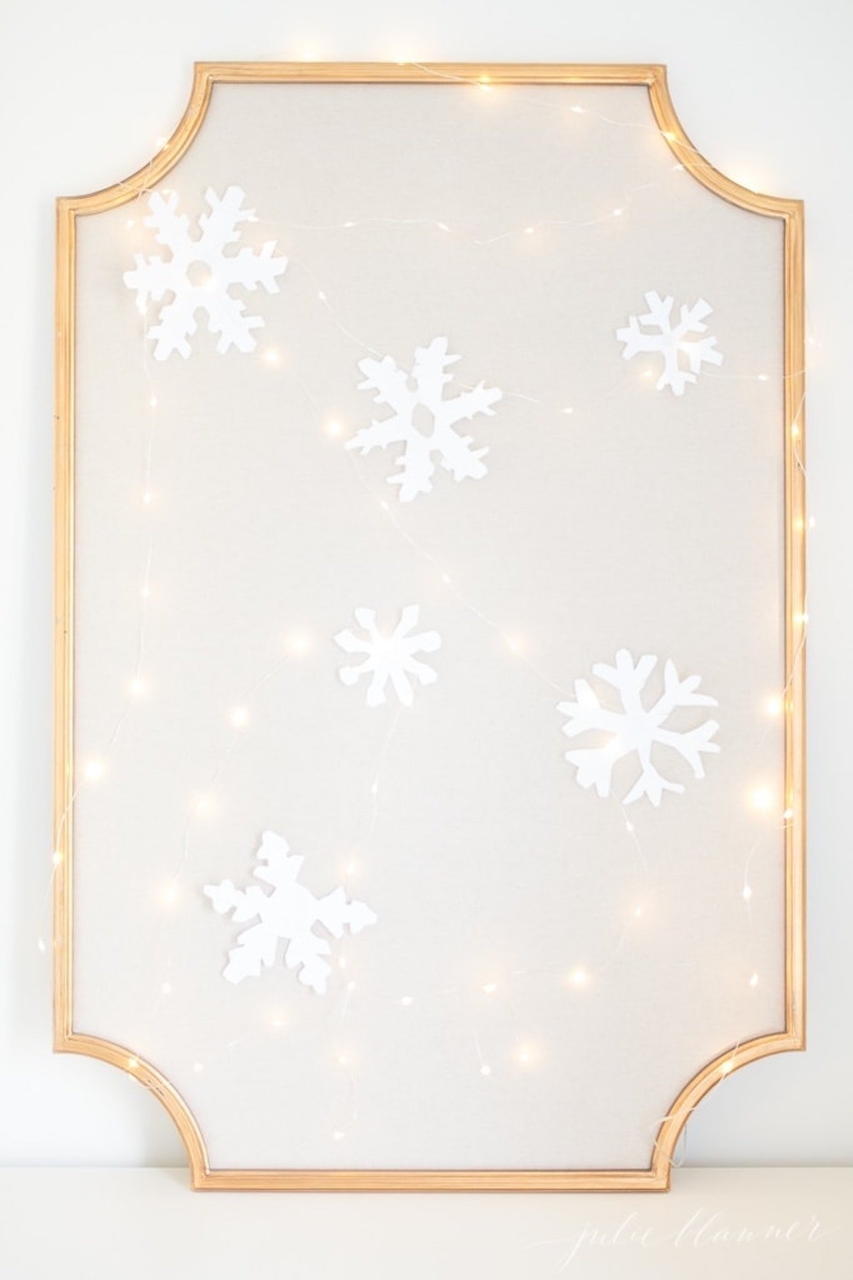 A gold frame adorned with enchanting snowflakes, exuding a touch of Christmas magic.